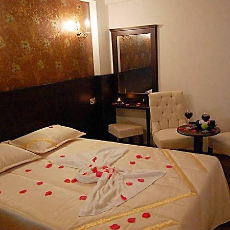 Отель Grand Center Boutique Кирения Экстерьер фото