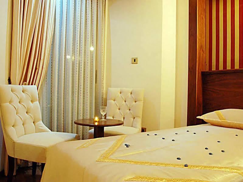 Отель Grand Center Boutique Кирения Экстерьер фото