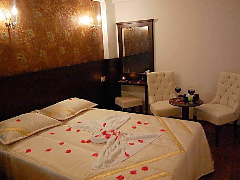 Отель Grand Center Boutique Кирения Экстерьер фото